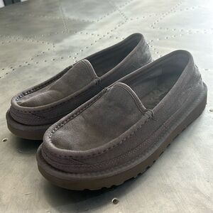 Ugg Men's Dex 1103901 Grey Suede Sheepskin Slippers. Size 7 1/2 EUC